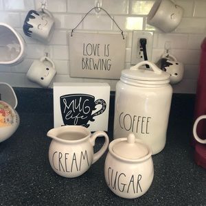 Ceramic creamer and sugar set